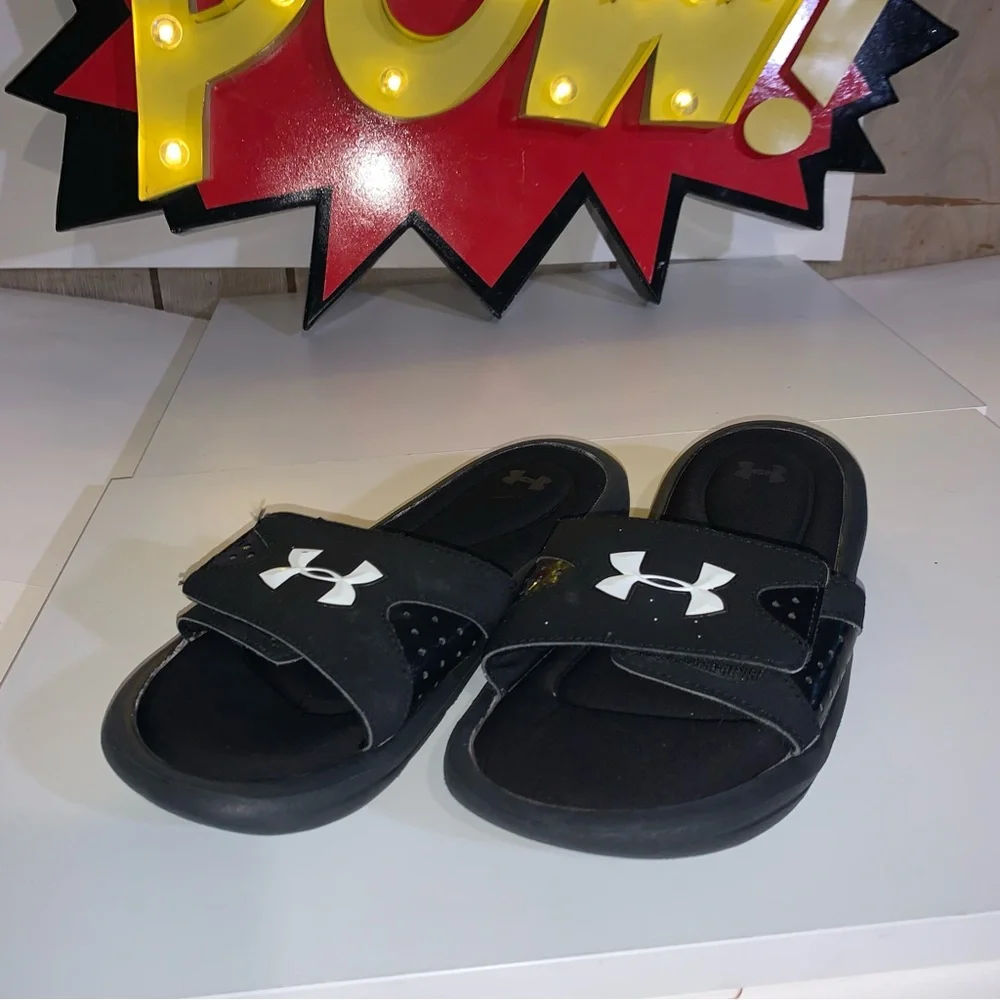 Under Armour Used Size 5Y Youth Great Condition Black and White Sandals / Slides